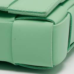 مملوكة مسبقًا حقيبة كتف بوتيغا فينيتا جلد أخضر فاتح صغيرة كاسيت