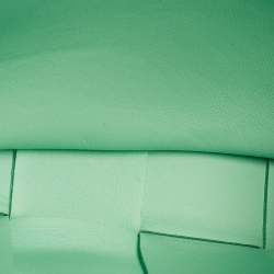 مملوكة مسبقًا حقيبة كتف بوتيغا فينيتا جلد أخضر فاتح صغيرة كاسيت