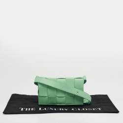 مملوكة مسبقًا حقيبة كتف بوتيغا فينيتا جلد أخضر فاتح صغيرة كاسيت