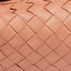 مملوكة مسبقًا Bottega Veneta Jodie Knot Mini Peach Pink Intrecciato Leather Hobo