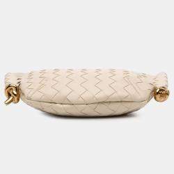 مملوكة مسبقًا حقيبة كتف بوتيغا فينيتا سولستيس جلد حمل صغير أبيض منسوج