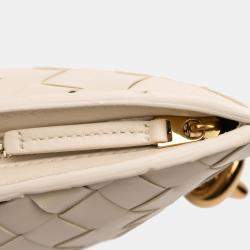 مملوكة مسبقًا حقيبة كتف بوتيغا فينيتا سولستيس جلد حمل صغير أبيض منسوج