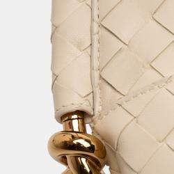 مملوكة مسبقًا حقيبة كتف بوتيغا فينيتا سولستيس جلد حمل صغير أبيض منسوج