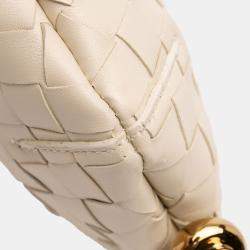 مملوكة مسبقًا حقيبة كتف بوتيغا فينيتا سولستيس جلد حمل صغير أبيض منسوج