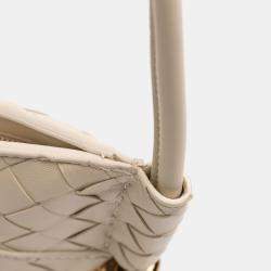 مملوكة مسبقًا حقيبة كتف بوتيغا فينيتا سولستيس جلد حمل صغير أبيض منسوج