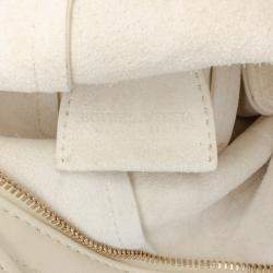 مملوكة مسبقًا حقيبة كتف بوتيغا فينيتا سولستيس جلد حمل صغير أبيض منسوج