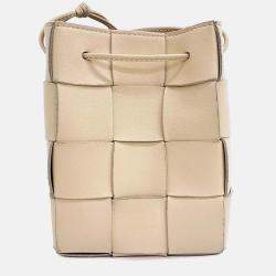 مملوكة مسبقًا Bottega Veneta Beige Leather Cassette Bucket Bag