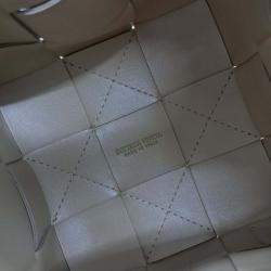 مملوكة مسبقًا حقيبة دلو بوتيغا فينيتا كاسيت جلد بيج