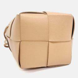 Pre Owned حقيبة دلو بوتيغا فينيتا جلد بيج مصغر كاسيت