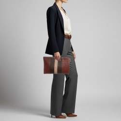 مملوكة مسبقًا حقيبة كلاتش بوتيغا فينيتا جلد انتريشياتو بني/بيج بسحاب