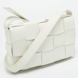 Pre Owned حقيبة كتف بوتيغا فينيتا جلد إنترشياتو أبيض كاسيت