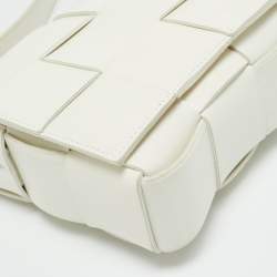 Pre Owned حقيبة كتف بوتيغا فينيتا جلد إنترشياتو أبيض كاسيت