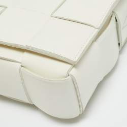 Pre Owned حقيبة كتف بوتيغا فينيتا جلد إنترشياتو أبيض كاسيت