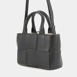 مملوكة مسبقًا حقيبة يد بوتيغا فينيتا الكو انتريتشياتو ماكسي جلد أبيض/أسود