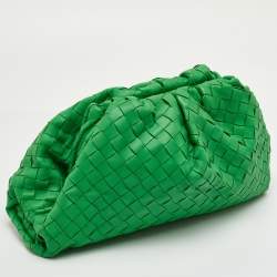 مملوكة مسبقًا Bottega Veneta The Pouch Green Intrecciato Leather Clutch