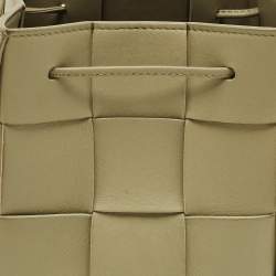 Pre Owned حقيبة دلو بوتيغا فينيتا صغيرة كاسيت جلد انتريشو أخضر فاتح