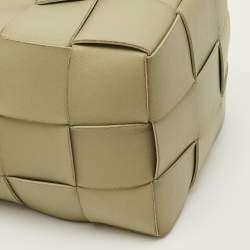 Pre Owned حقيبة دلو بوتيغا فينيتا صغيرة كاسيت جلد انتريشو أخضر فاتح