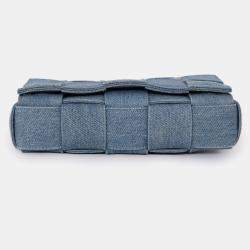 Pre Owned حقيبة كروس بودي بوتيغا فينيتا قماش جينز أزرق بتصميم انتريتشياتو كاسيت