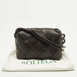 Pre Owned حقيبة كروس كاميرا بوتيغا فينيتا كاسيت جلد بني داكن صغير