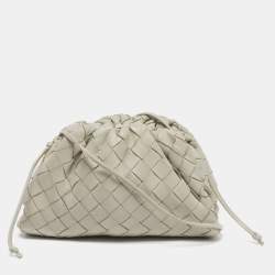 مملوكة مسبقًا Bottega Veneta The Pouch Mini Off White Intrecciato Leather Bag