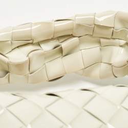 مملوكة مسبقًا حقيبة بوتيغا فينيتا صغيرة جودي جلد أبيض إنترشياتو هوبو