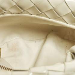 مملوكة مسبقًا حقيبة بوتيغا فينيتا صغيرة جودي جلد أبيض إنترشياتو هوبو