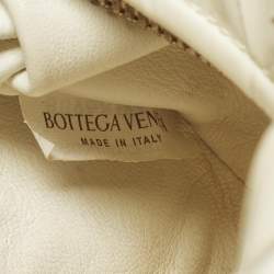 مملوكة مسبقًا حقيبة بوتيغا فينيتا صغيرة جودي جلد أبيض إنترشياتو هوبو