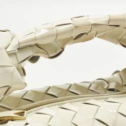 مملوكة مسبقًا حقيبة بوتيغا فينيتا صغيرة جودي جلد أبيض إنترشياتو هوبو