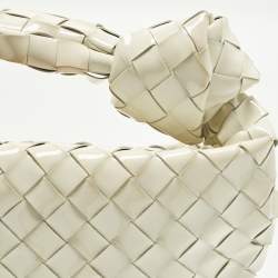 مملوكة مسبقًا حقيبة بوتيغا فينيتا صغيرة جودي جلد أبيض إنترشياتو هوبو