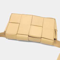 مملوكة مسبقًا حقيبة كروس بوتيغا فينيتا جلد بيج كاسيت ميني