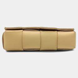 مملوكة مسبقًا حقيبة كروس بوتيغا فينيتا جلد بيج كاسيت ميني