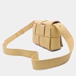 مملوكة مسبقًا حقيبة كروس بوتيغا فينيتا جلد بيج كاسيت ميني