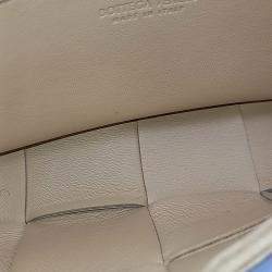 مملوكة مسبقًا حقيبة كروس بوتيغا فينيتا جلد بيج كاسيت ميني