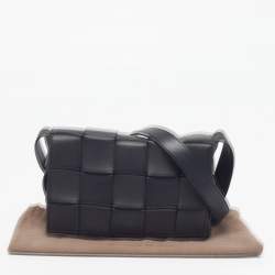 مملوكة مسبقًا Bottega Veneta Cassette Medium Black Intrecciato Leather Shoulder Bag