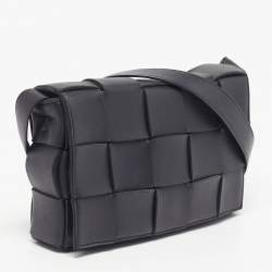 مملوكة مسبقًا Bottega Veneta Cassette Medium Black Intrecciato Leather Shoulder Bag