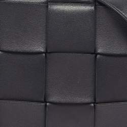 مملوكة مسبقًا Bottega Veneta Cassette Medium Black Intrecciato Leather Shoulder Bag