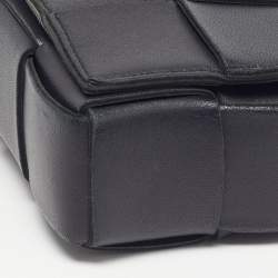 مملوكة مسبقًا Bottega Veneta Cassette Medium Black Intrecciato Leather Shoulder Bag
