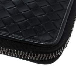 مملوكة مسبقًا Bottega Veneta Black Intrecciato Leather Zip Around Wallet