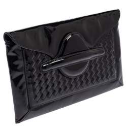 مملوكة مسبقًا حقيبة كلتش بوتيغا فينيتا مظروف جلد لامع أسود