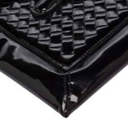 مملوكة مسبقًا حقيبة كلتش بوتيغا فينيتا مظروف جلد لامع أسود