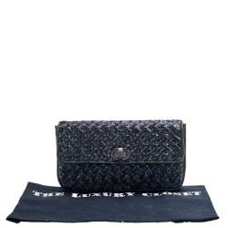 مملوكة مسبقًا حقيبة كلتش بوتيغا فينيتا جلد سحلية إنترشياتو رصاصي داكن بقفل 