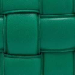 مملوكة مسبقًا حقيبة كت ف بوتيغا فينيتا كاسيت جلد أخضر محشوة بقلاب