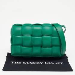 مملوكة مسبقًا حقيبة كتف بوتيغا فينيتا كاسيت جلد أخضر محشوة بقلاب