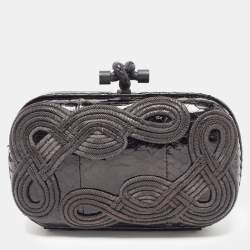 مملوكة مسبقًا Bottega Veneta Black Python Embroidered Thread Knot Clutch