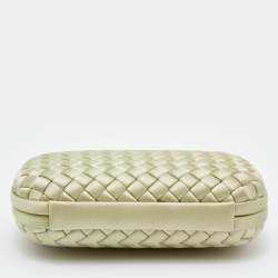 مملوكة مسبقًا Bottega Veneta Light Green Intrecciato Satin Knot Clutch