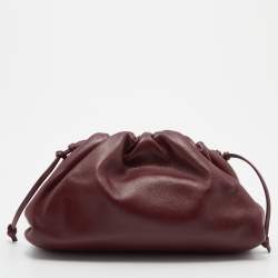 مملوكة مسبقًا Bottega Veneta Burgundy Leather Mini The Pouch Bag