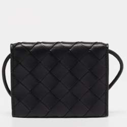 مملوكة مسبقًا Bottega Veneta Black Intrecciato Leather Wallet On Strap