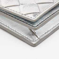 مملوكة مسبقًا Bottega Veneta Silver Intrecciato Leather Flap Card Case