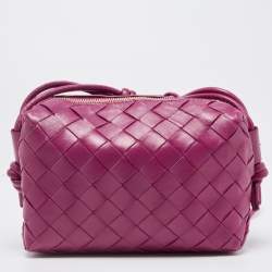 Pre Owned حقيبة كروس بوتيغا فينيتا ميني لوب كاميرا جلد إنترشياتو عنابي