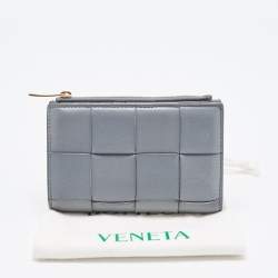 مملوكة مسبقًا Bottega Veneta Grey Intrecciato Leather Bifold Zip Wallet